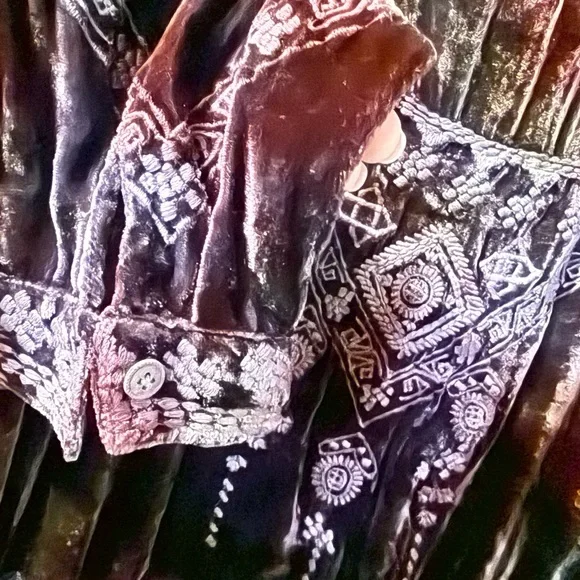 Velvet Embroidered Tunic Top - Picture 4 of 9